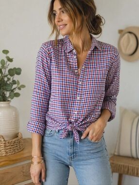 Men's Banana Republic Red and Blue Plaid Button Up Shirt. Size Medium